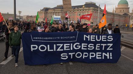 Mehr als 1000 Menschen protestierten in Potsdam gegen das geplante neue Brandenburger Polizeigesetz