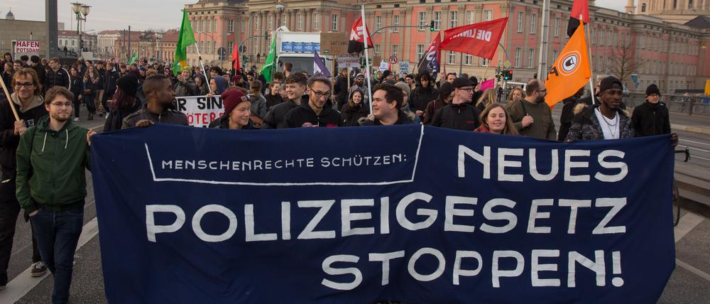 Mehr als 1000 Menschen protestierten in Potsdam gegen das geplante neue Brandenburger Polizeigesetz
