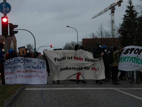 Die Demonstranten protestierten gegen eine von Brandenburg organisierte Sammelabschiebung nach Afghanistan. 