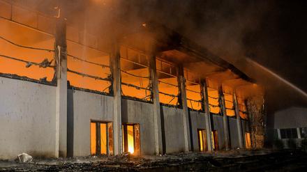 Die Sporthalle in Nauen sollte als Asylunterkunft genutzt werden. Durch den Anschlag im August 2015 brannte sie komplett ab.  