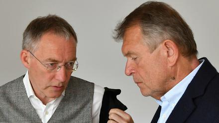 Victor Stimming (r), ehemaliger Präsident der IHK Potsdam, mit seinem Anwalt Robert Unger.