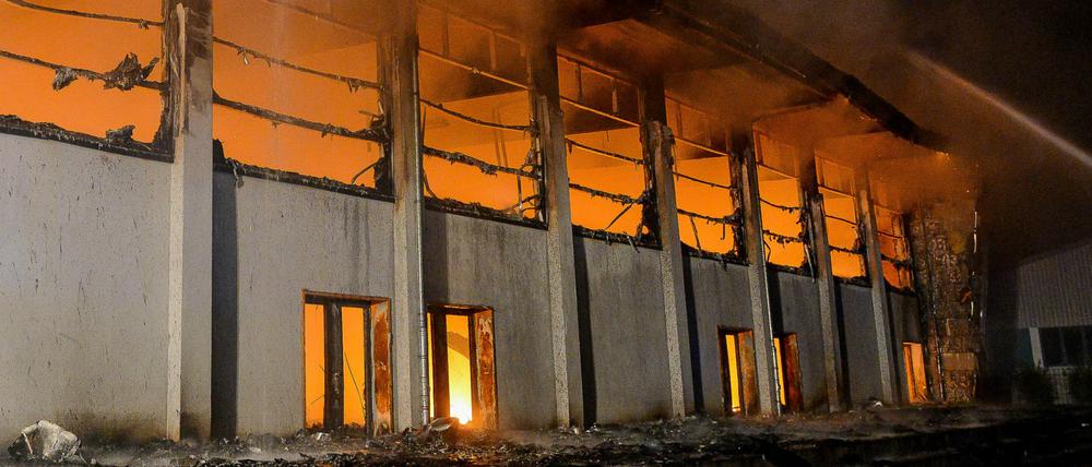 Lichterloh brannte die als Asylheim vorgesehene Sporthalle nach dem Anschlag. 