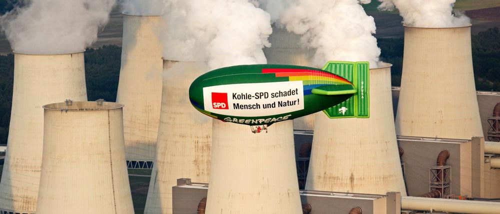 Die Umweltschutzorganisation Greenpeace hatte im Herbst 2012 mit einem vierzig Meter langen Zeppelin über dem Braunkohlekraftwerk im brandenburgischen Jänschwalde gegen die klimaschädliche, braunkohlefreundliche Politik der brandenburgischen SPD protestiert.