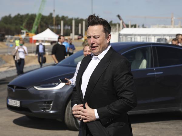 Elon Musk beim ersten Richtfest auf der Baustelle der Tesla-Fabrik im September 20202.