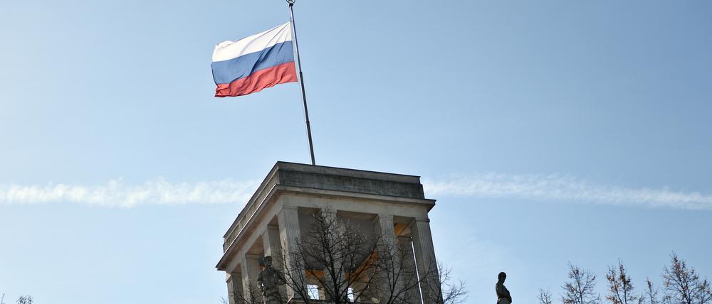 Die russische Flagge weht auf dem Gebäude der russischen Botschaft in Berlin.