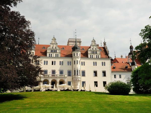Giebel, Zinnen, Wasserspeier. Schloss Boitzenburg der Grafen von Arnim ist ein prächtiger Blickfang.  