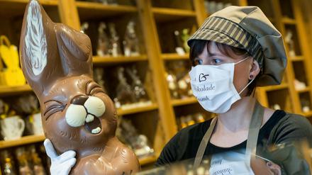 Evelyn Grothe, Felicitas-Mitarbeiterin der Confiserie mit einem großen Schokoladen-Osterhasen.