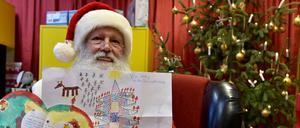 Hier zeigt der Weihnachtsmann die schönsten Wunschzettel aus dem Vorjahr.
