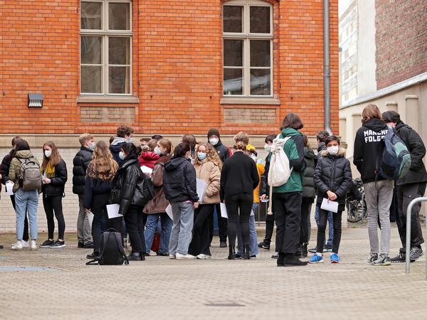 Schüler vor einer Potsdamer Schule. Weiterführende Schulen haben erst seit dem 15. März wieder im Wechselunterricht offen. 