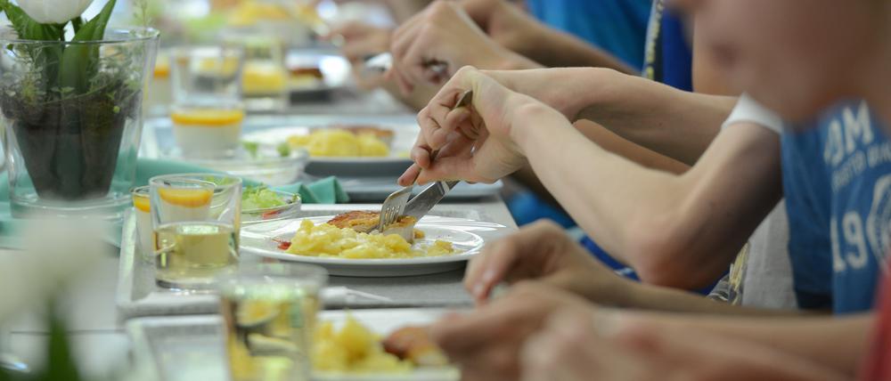Kostenfreies Mittagessen in Schulen und Kitas fordert die Linke. 