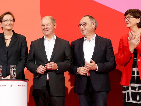 Klara Geywitz und Olaf Scholtz zusammen mit Norbert Walter-Borjans und Saskia Esken (von links), die Sieger des Mitgliedervotums der SPD am 30. November 2019.