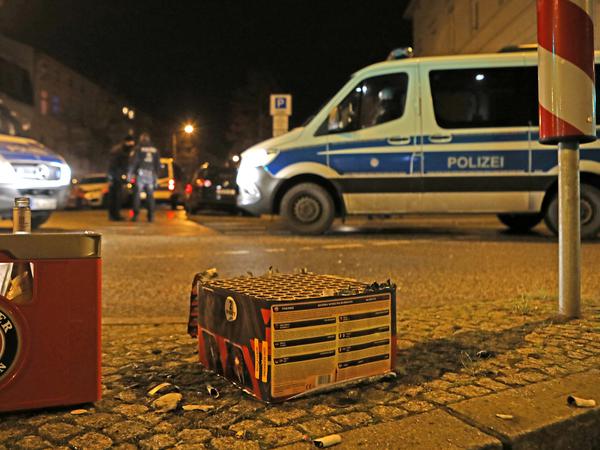 Die Polizei musste in Potsdam um Mitternacht Menschenansammlungen auflösen und Feuerwerk auf der Straße unterbinden. 