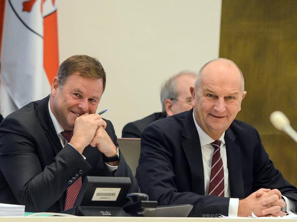 Brandenburgs Finanzminister Görke (Linke) und Ministerpräsident Woidke (SPD) bei der Sitzung am Freitag.