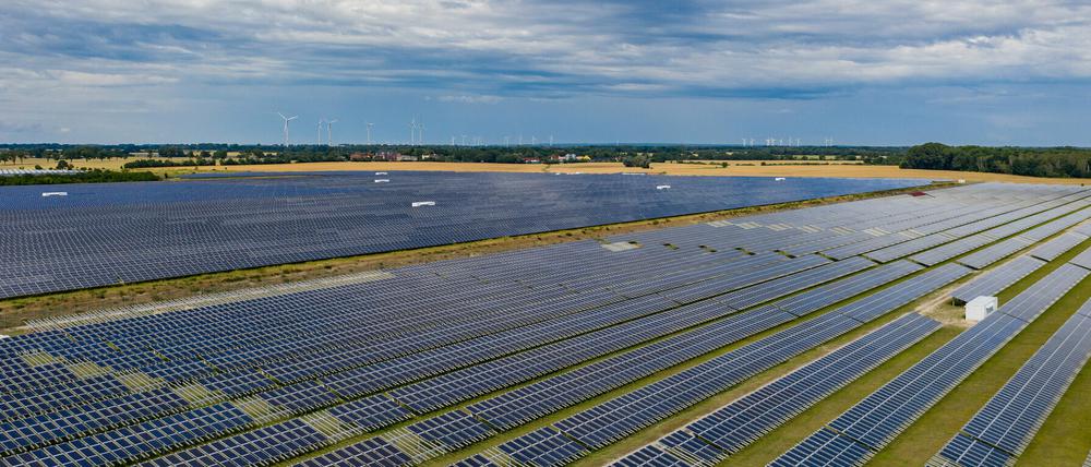 Ein großes Feld mit Photovoltaikanlagen zur Erzeugung von Solarenergie unweit der brandenburgischene Kommune Eiche.
