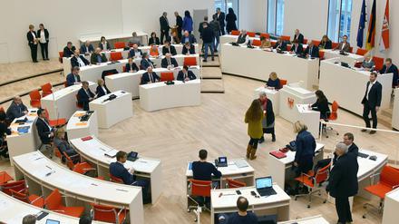 Einige Plätze sind bei der Wahl der AFD-Mitglieder des Richterwahlausschusses im Plenarsaal nicht besetzt.