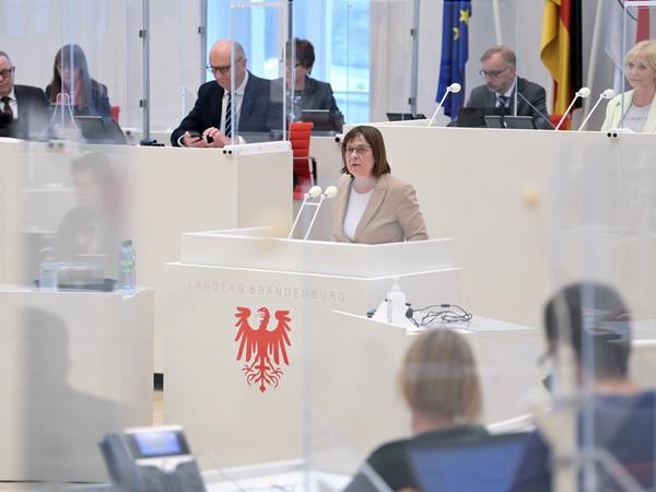 Bei einer Sondersitzung des Landtages am Donnerstag informierte die Landesregierung über das weitere Vorgehen in der Pandemie. 