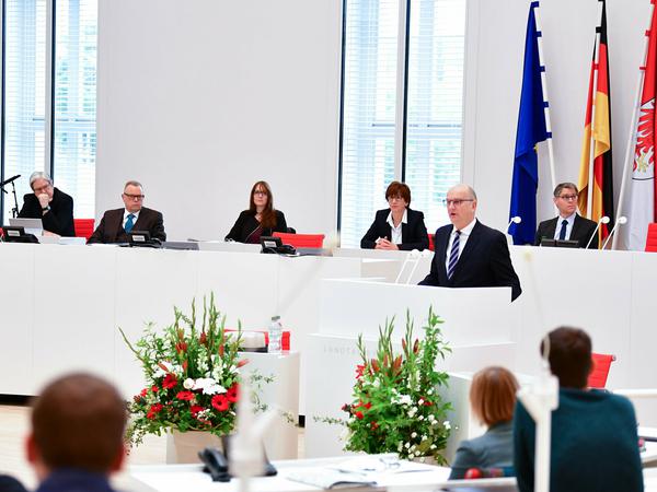 Ministerpräsident Dietmar Woidke (SPD) spricht in der Sondersitzung des Landtages. 