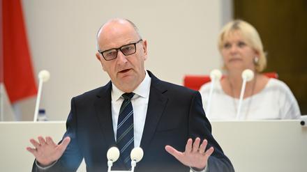 Brandenburgs Ministerpräsident Dietmar Woidke (SPD) während der Landtags-Sondersitzung.