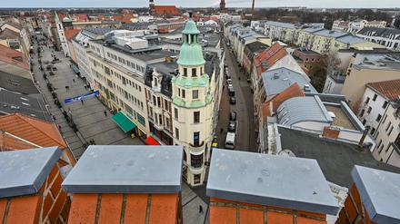 Blick vom knapp 30 Meter hohen Spremberger Turm über Wohn- und Geschäftshäuser im Zentrum der Stadt Cottbus.