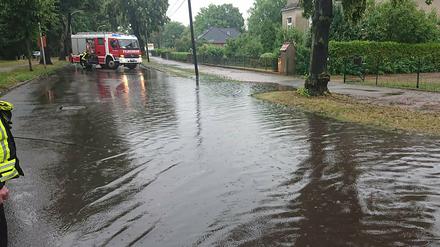 Starkregen sorgte in den vergangenen Tagen für überschwemmte Straßen in Brandenburg - auch in Angermünde (Uckermark).