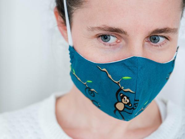Die Alltagsmaske, offiziell als Mund-Nasen-Schutz bezeichnet, genügt nicht medizinischen Anforderungen, reicht aber für die Maskenpflicht. 