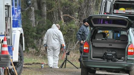 Kriminaltechniker sicherten Spuren auf dem Boden an einem Waldgebiet im Landkreis Oder-Spree im Fall der vermissten Rebecca. 