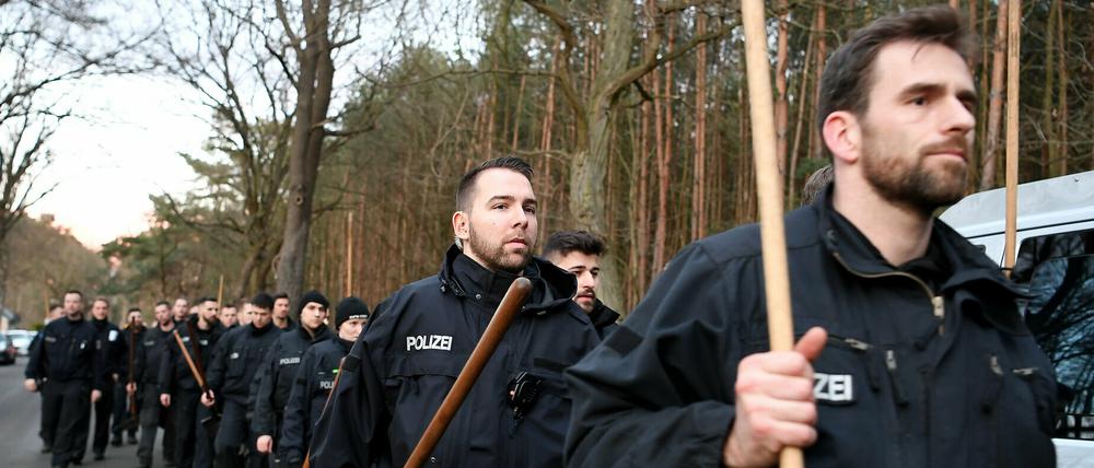 Berliner Polizisten durchsuchen weiter ein Waldstück nach der vermissten Rebecca bei Storkow. Dieses Foto stammt vom Einsatz am Donnerstag.