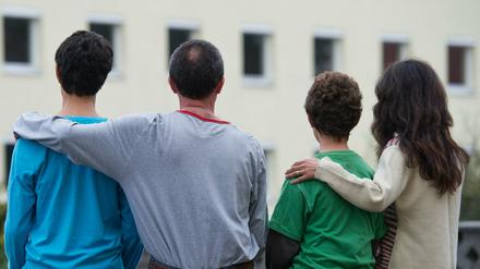 Eine syrische Familie vor einem Asylwohnheim der Zentralen Ausländerbehörde des Landes Brandenburg in Eisenhüttenstadt.