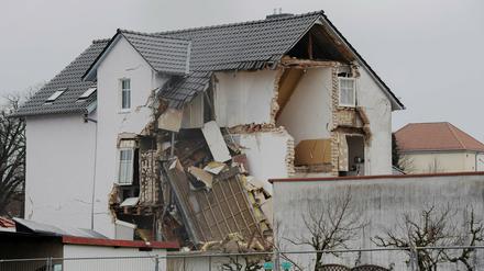 Nach einer Explosion ist ein Haus im brandenburgischen Hohen Neuendorf zum Teil eingestürzt.
