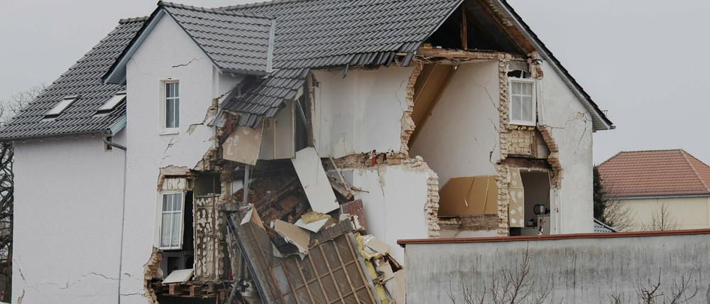 Nach einer Explosion ist ein Haus im brandenburgischen Hohen Neuendorf zum Teil eingestürzt.