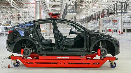 Am Tag der offenen Tür war ein Tesla Model Y in einer Produktionshalle zu sehen. 