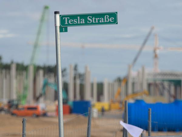 Straßenschild an der Einfahrt zur Baustelle der Tesla Gigafactory in Grünheide, wo der US-Elektroautobauer vom Sommer 2021 an rund 500.000 Elektrofahrzeuge im Jahr produzieren möchte.
