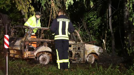 Nach einem tödlichen Unfall bei Lauchhammer brannte ein Auto komplett aus.