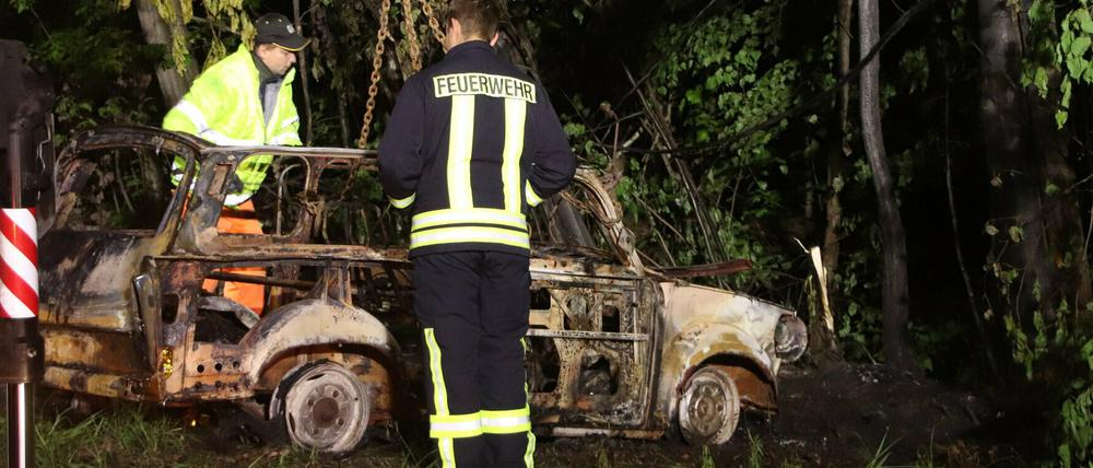 Nach einem tödlichen Unfall bei Lauchhammer brannte ein Auto komplett aus.
