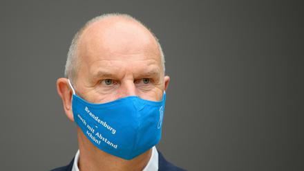 Dietmar Woidke (SPD), Ministerpräsident von Brandenburg, mit einem blauen Mund-Nasenschutz mit der Aufschrift «Brandenburg - auch mit Abstand schön». 