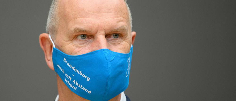 Dietmar Woidke (SPD), Ministerpräsident von Brandenburg, mit einem blauen Mund-Nasenschutz mit der Aufschrift «Brandenburg - auch mit Abstand schön». 