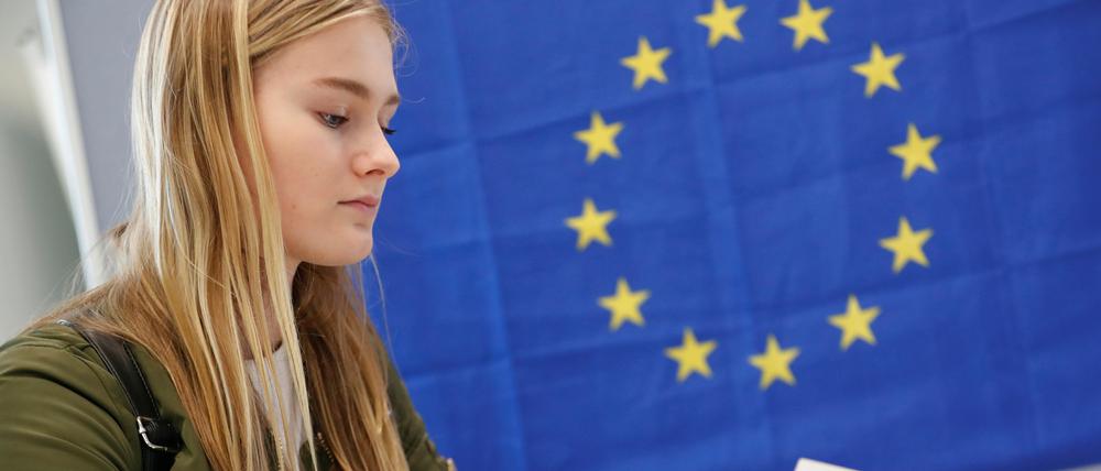 Eine Berliner Schülerin beteiligte sich jüngst an den U18-Europawahlen. Um bei der Europa- und Bundestagswahl abzustimmen, muss man mindestens 18 Jahre alt sein.