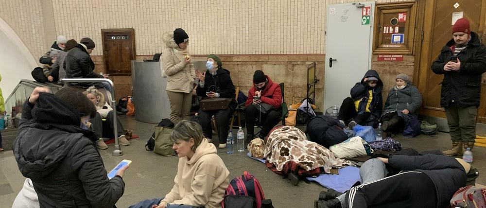 Menschen suchen in einer U-Bahn-Station in Kiew Schutz.
