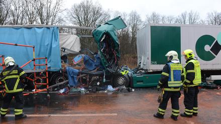 Unfälle, bei denen Laster beteiligt sind, wie hier auf der A10 bei Ludwigsfelde, machen Brandenburgs Feuerwehren zunehmend zu schaffen.