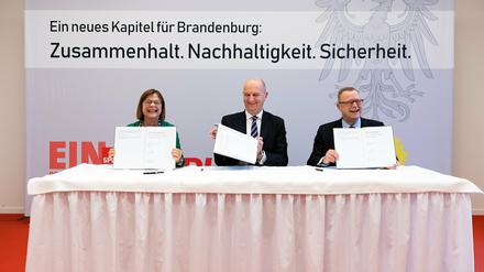 Im November 2019 unterzeichneten Dietmar Woidke (SPD), Michael Stübgen (CDU) und Ursula Nonnemacher (Grüne) den Koalitionsvertrag. Aus der Grünen Jugend gibt es Kritik an der Koalitionsarbeit.