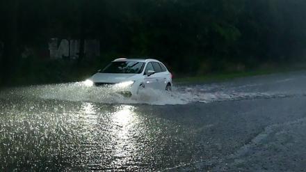Durch die Unwetter wurden vielerorts in Deutschland Straßen überflutet.