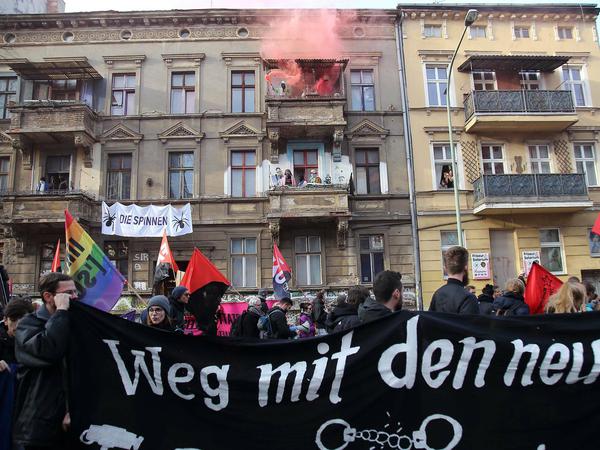 Verkleidete Demonstranten protestierten mit Pyrofackeln auf dem Balkon eines Wohnhauses an der Demoroute gegen das neue Brandenburger Polizeigesetz.