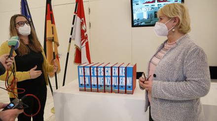 Linke-Chefin Anja Mayer (v.l.) übergab Landtagspräsidentin Ulrike Liedtke die gesammelten 23218 Unterschriften. 