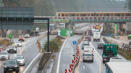 Die S-Bahn-Brücke über die Autobahn A10 wird erneuert. Erstmals finden Bauarbeiten mit einer Vollsperrung des nördlichen Berliner Rings zwischen den Autobahndreiecken Pankow und Kreuz Oranienburg unter der Woche statt. 