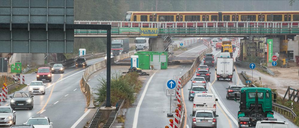 Die S-Bahn-Brücke über die Autobahn A10 wird erneuert. Erstmals finden Bauarbeiten mit einer Vollsperrung des nördlichen Berliner Rings zwischen den Autobahndreiecken Pankow und Kreuz Oranienburg unter der Woche statt. 
