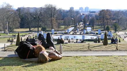 Noch können Besucher im Park Sanssouci die Sonne genießen.