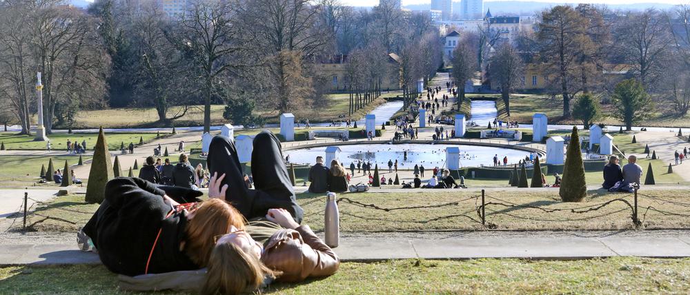 Noch können Besucher im Park Sanssouci die Sonne genießen.