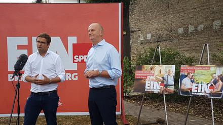 Zusammenhalt. Generalsekretär Erik Stohn (l.) und Ministerpräsident Dietmar Woidke präsentieren das Motto der SPD für den Landtagswahlkampf: „Ein Brandenburg“.