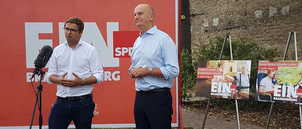 Zusammenhalt. Generalsekretär Erik Stohn (l.) und Ministerpräsident Dietmar Woidke präsentieren das Motto der SPD für den Landtagswahlkampf: „Ein Brandenburg“.