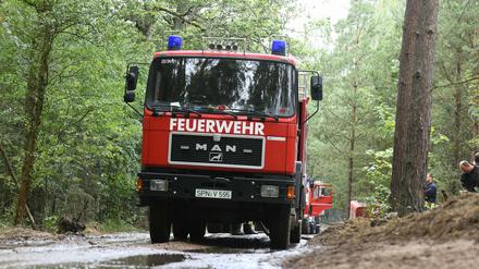 Schwierige Bedingungen für die Feuerwehr: Der Boden im Waldbrandgebiet ist mit Munition kontaminiert.